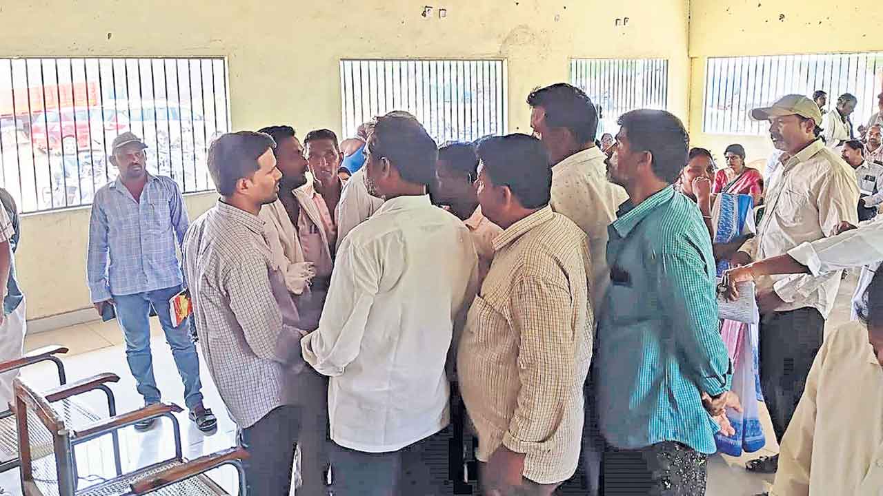 మేళ్లచెర్వు గ్రామసభలో రైతుల ఆందోళన