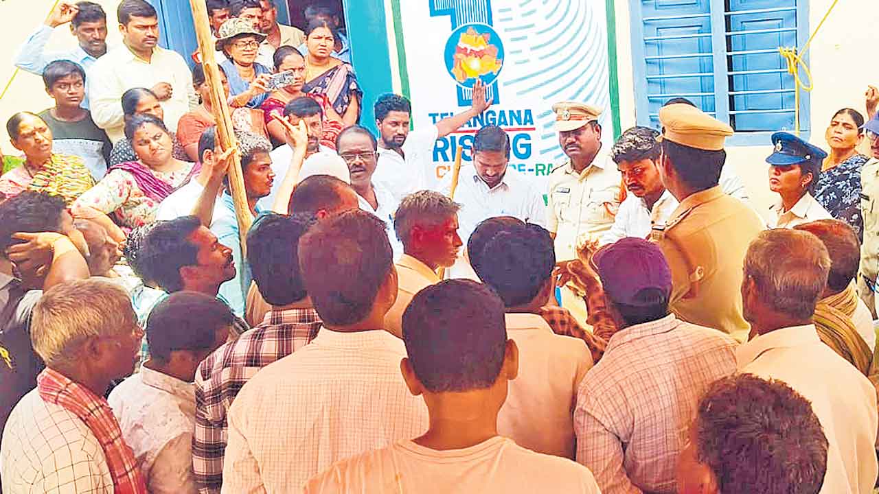 మా భూములు మాగ్గావాలె