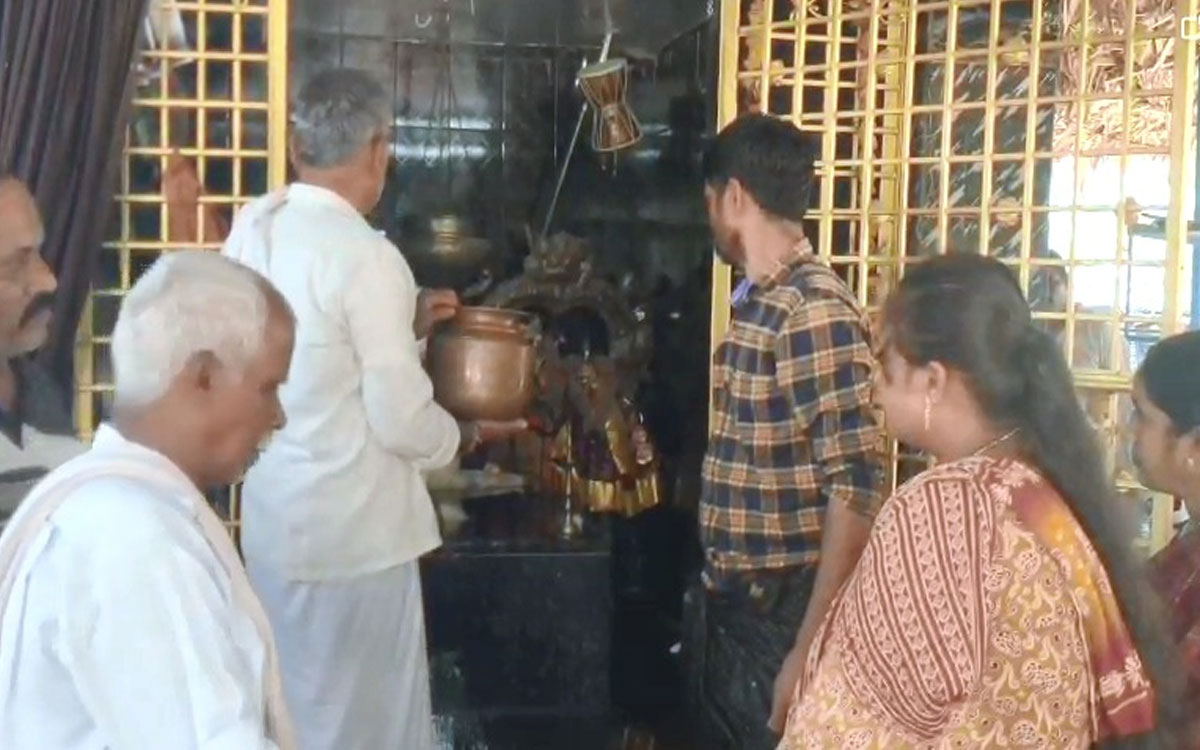 మొలకెత్తని పత్తి విత్తనం.. వర్షం కోసం అన్నదాతల పూజలు