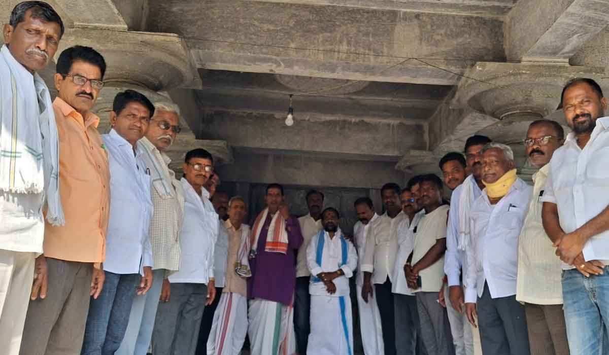 Kolanur | కొలనూర్ శివాలయాన్ని సందర్శించిన చెల్పూర్ గ్రామస్తులు