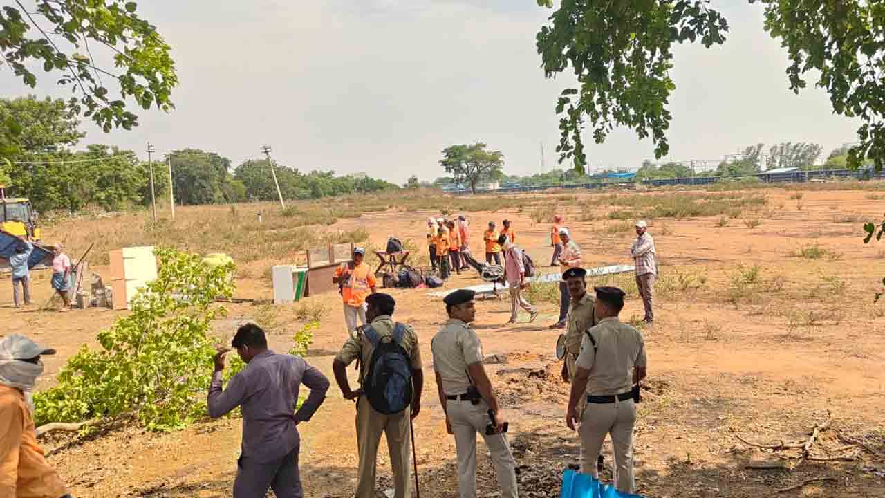 Tandur | తాండూర్‌లో భారీ బందోబస్తు మధ్య రైల్వే భూమి స్వాధీనం
