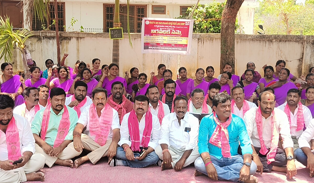 VOA’s | వీవోఏల నిరవధిక సమ్మెకు బీఆర్ఎస్ నేతల మద్దతు