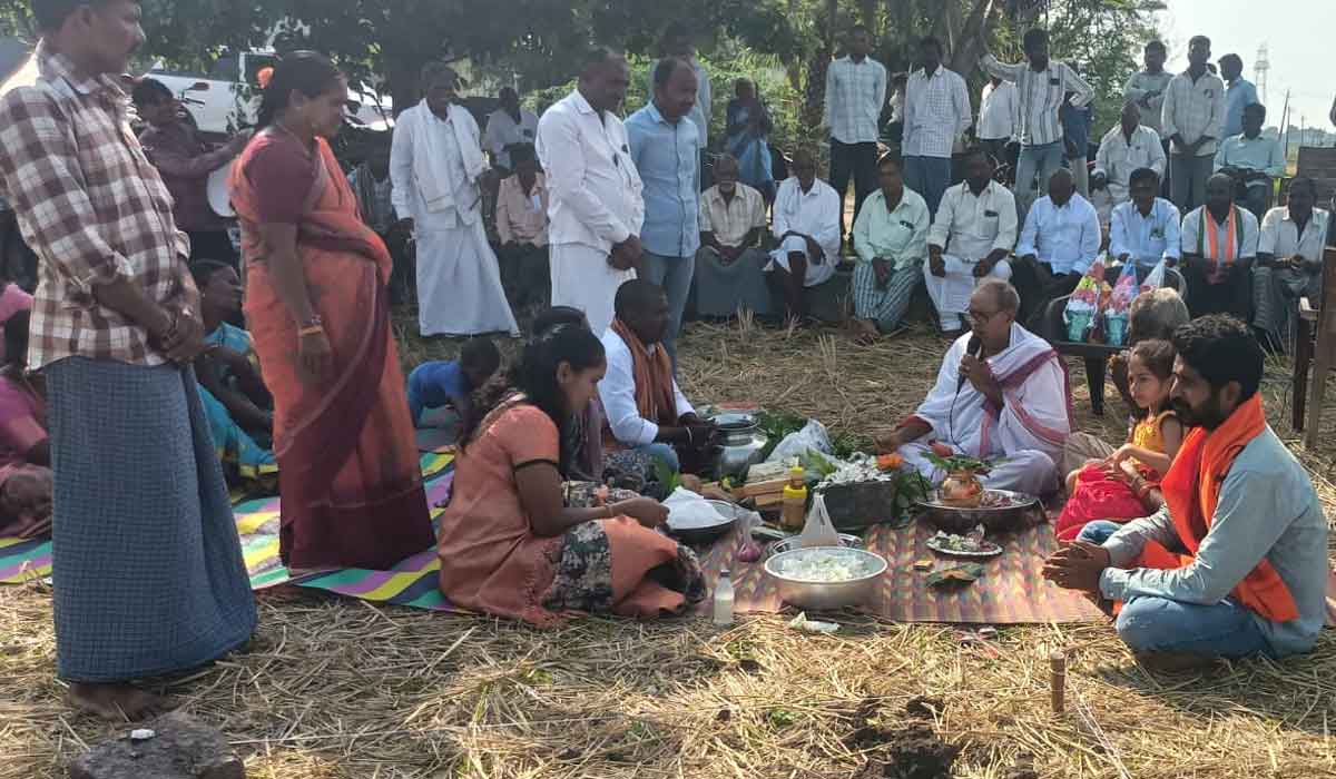 Veenavanka | గ్రామం సుభిక్షంగా ఉండాలనే గుడి నిర్మాణం.. రామకృష్ణాపూర్‌ సర్పంచ్‌ దూడపాక త్రివేణి