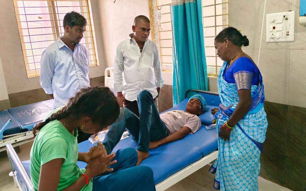 ఉపాధ్యాయుడి నిర్లక్ష్యం.. విద్యార్ధికి విద్యుత్ షాక్