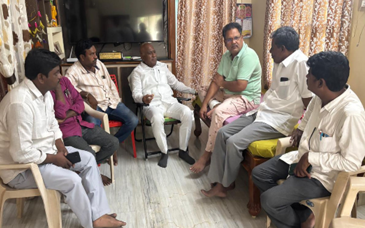 ప‌లు కుటుంబాలకు మాజీ ఎమ్మెల్యే రాములు నాయ‌క్ ప‌రామ‌ర్శ‌