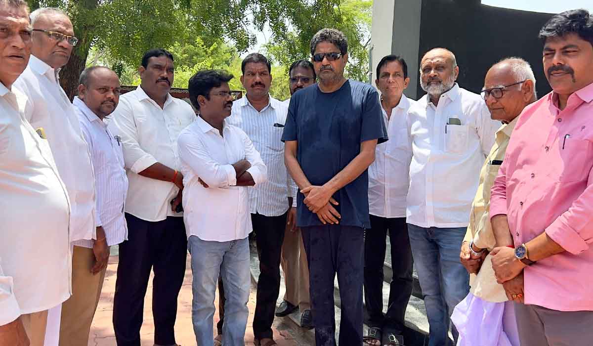 Rasamayi Balakishan | సెస్ చైర్మన్ చిక్కాల రామారావు కి మాజీ ఎమ్మెల్యే రసమయు బాల కిషన్ పరామర్శ