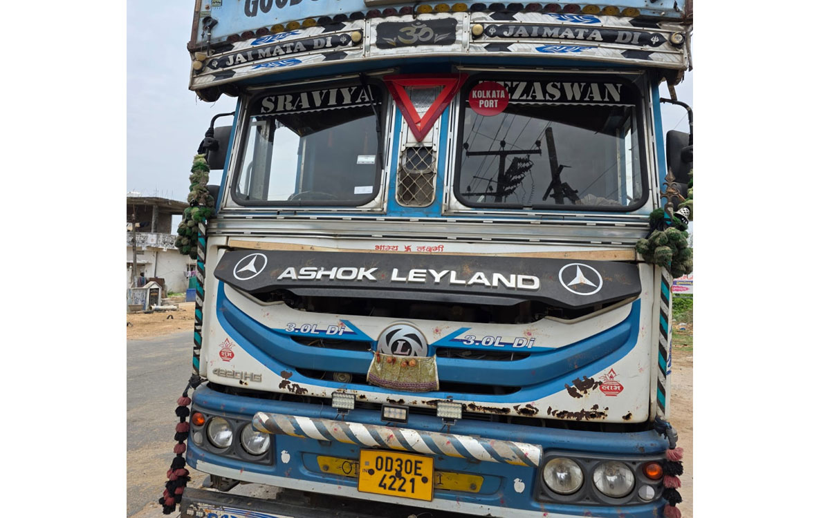 రేషన్ బియ్యంను అక్ర‌మంగా తరలిస్తున్న లారీ పట్టివేత