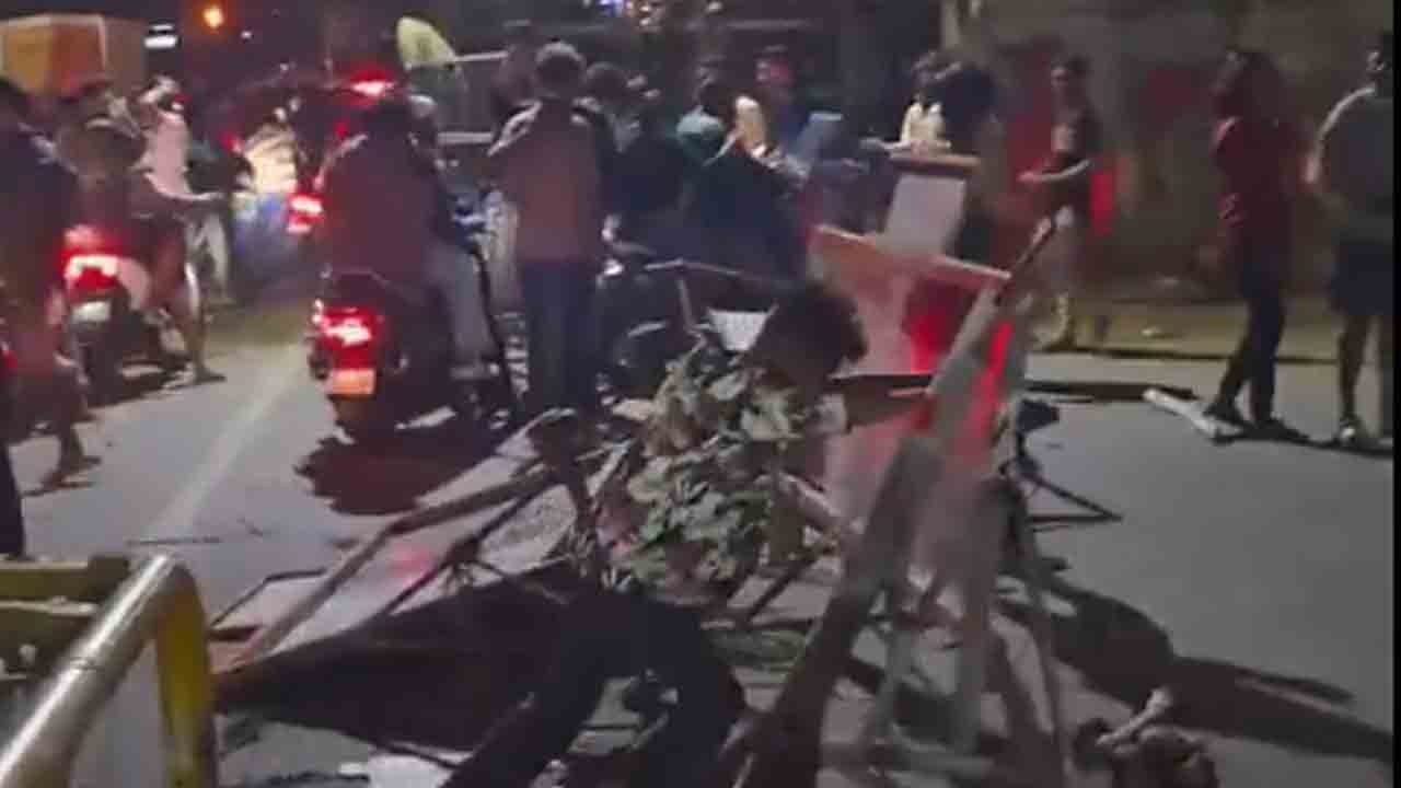 Hyderabad | హైదరాబాద్‌లో ఆర్సీబీ అభిమానులపై పోలీసుల లాఠీచార్జ్ : వీడియో