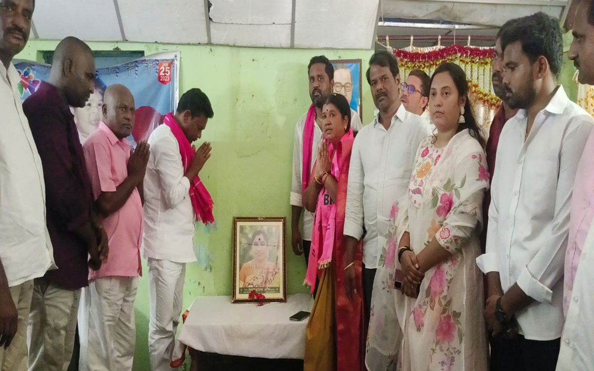 ముఖేష్ కుటుంబానికి రేగా కాంతారావు ప‌రామ‌ర్శ‌