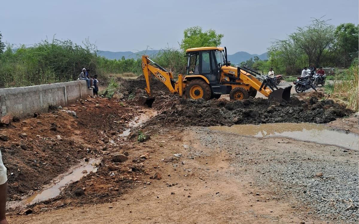 బ్రిడ్జి నిర్మాణంలో కాంట్రాక్ట‌ర్ అల‌స‌త్వం.. డైవ‌ర్ష‌న్ రోడ్డును బంద్‌ చేసిన స‌ర్పంచ్‌