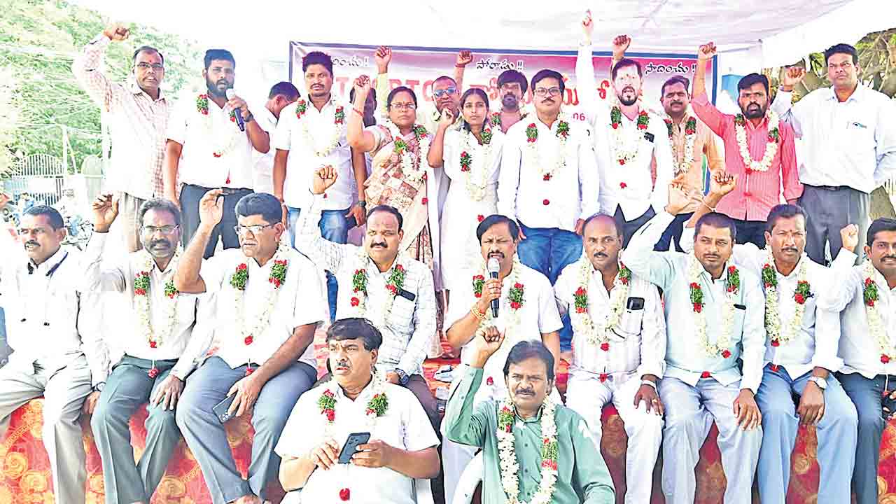 ప్రభుత్వంలో ఆర్టీసీని విలీనం చేయాలి.. రిటైర్డ్‌ కార్మికుల బకాయిలను ప్రభుత్వం వెంటనే చెల్లించాలి