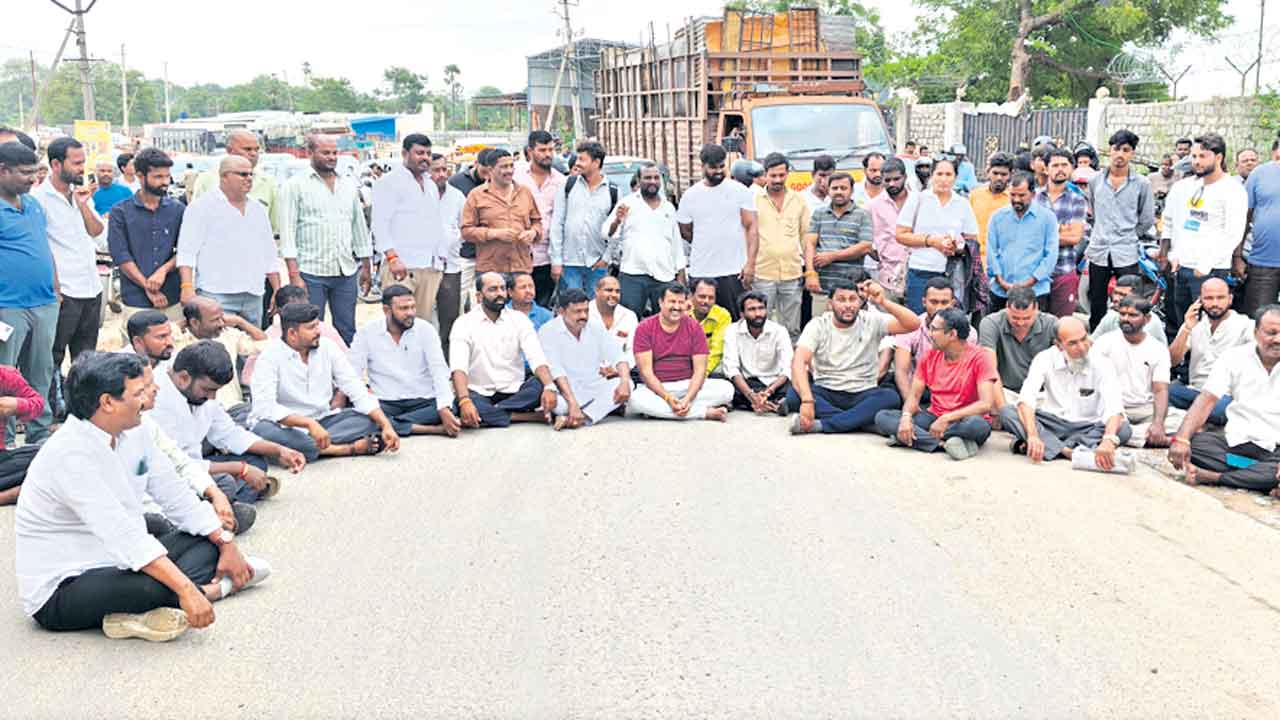 రోడ్డును విస్తరించాలని నిరసన