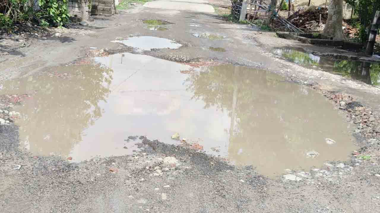 Kasipeta | చెరువును తలపిస్తున్న కాసిపేట ప్రధాన రోడ్డు..  ఇబ్బంది పడుతున్న ప్రయాణికులు