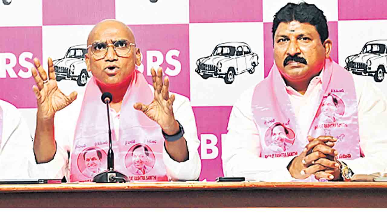 బెదిరిస్తే భయపడ.. ప్రశ్నించుడు ఆప