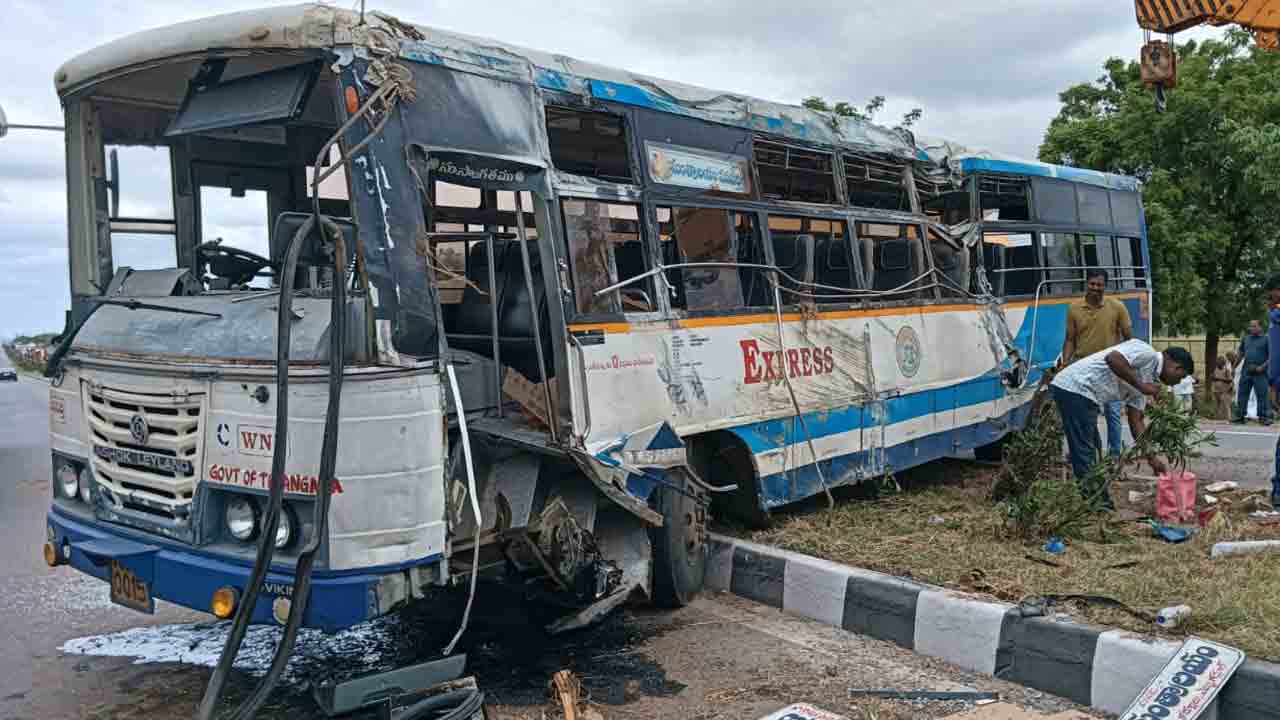 జాతీయ రహదారిపై బస్సు బోల్తా