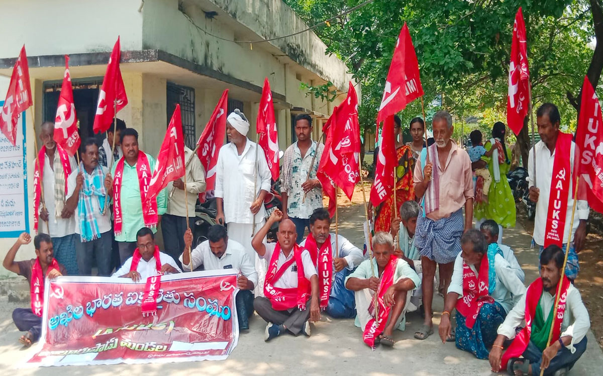 జూలూరుపాడు తాసీల్దార్‌ కార్యాలయం ముందు రైతు సంఘం ధర్నా
