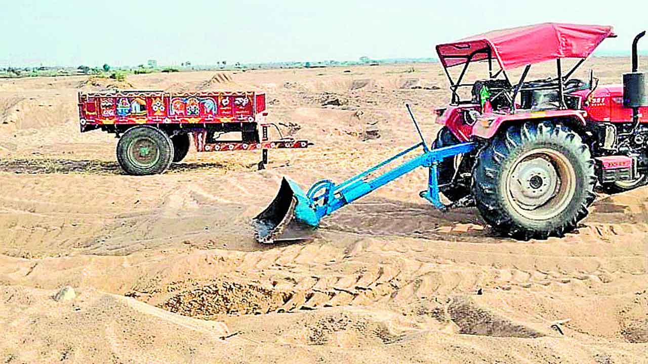 మానేరులో ఇసుక తోడేళ్లు!