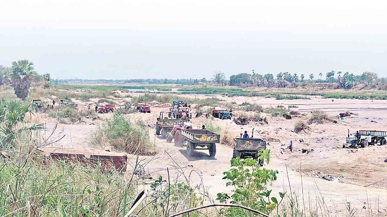 నిబంధనలకు పాతర.. పాలెంలో ఇసుక జాతర