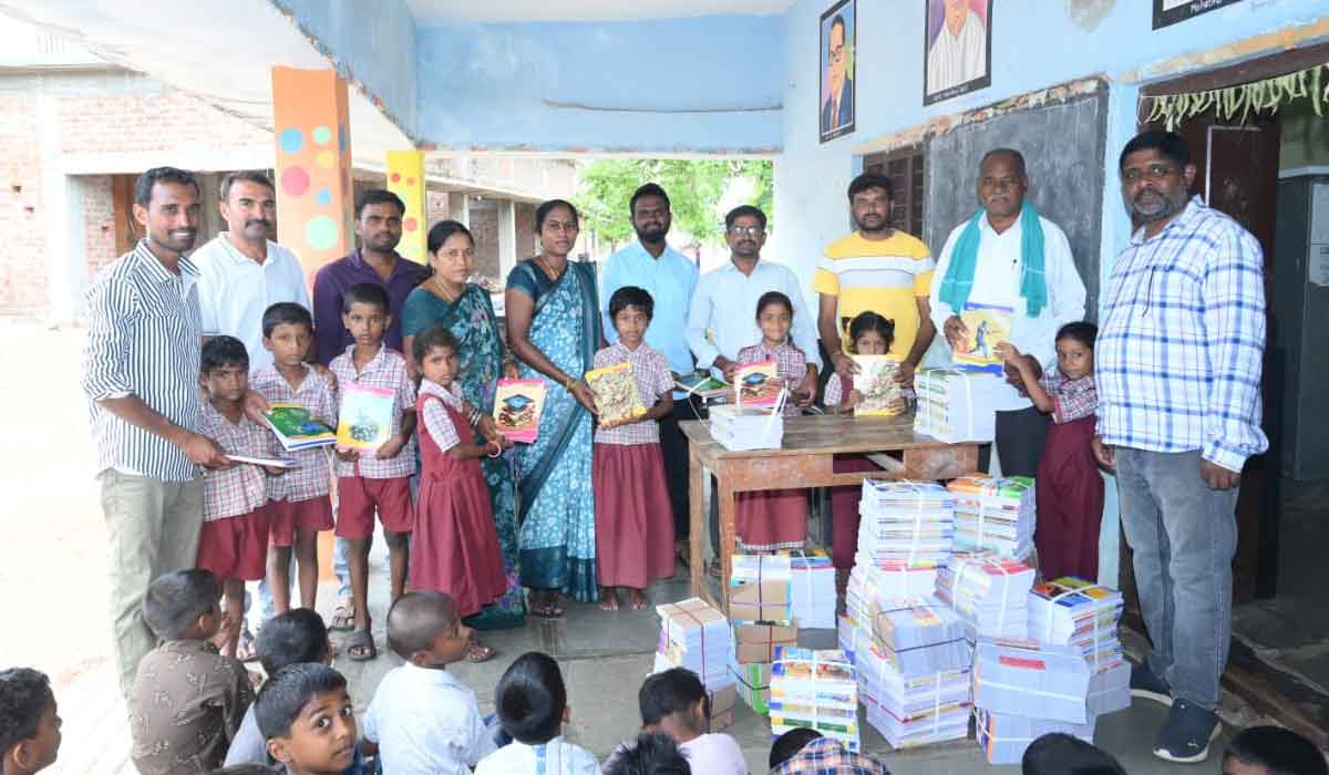 Vempally | వేంపల్లిలో చదువుకున్న పాఠశాలకు మాజీ సర్పంచ్ బిట్ల సరోజన చేయూత