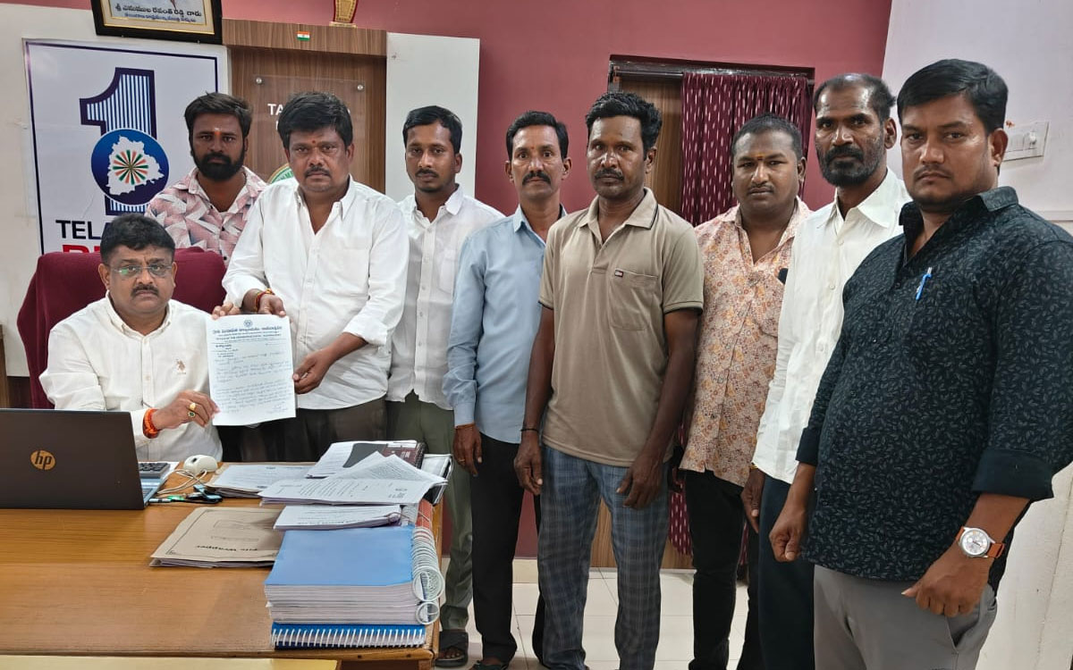 ‘నిరుపేదలకు ఇళ్ల స్థలాలు కేటాయించాలి’