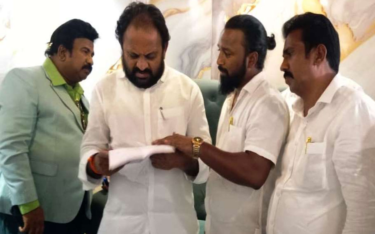 ఆరోగ్యకేంద్ర భవన నిర్మాణానికి నిధులు మంజూరు చేయాల‌ని ఎమ్మెల్యే మాలోత్ రాందాస్‌నాయక్ కు విన‌తి