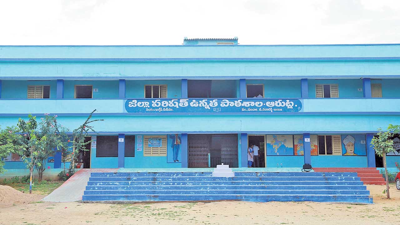 కేసీఆర్‌ కట్టించిన బడికే రేవంత్‌ రంగులు