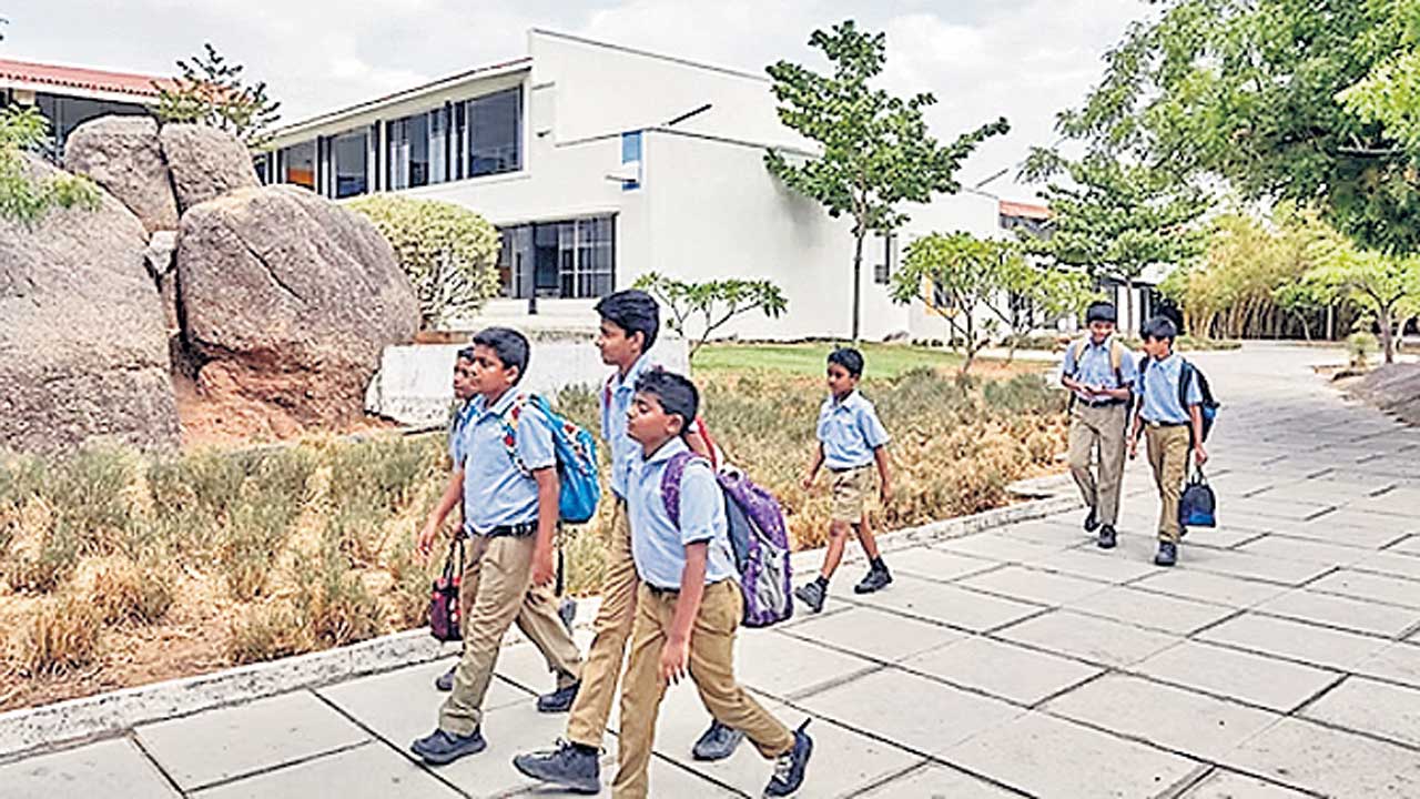 బడికి ఊరు.. బహుదూరం