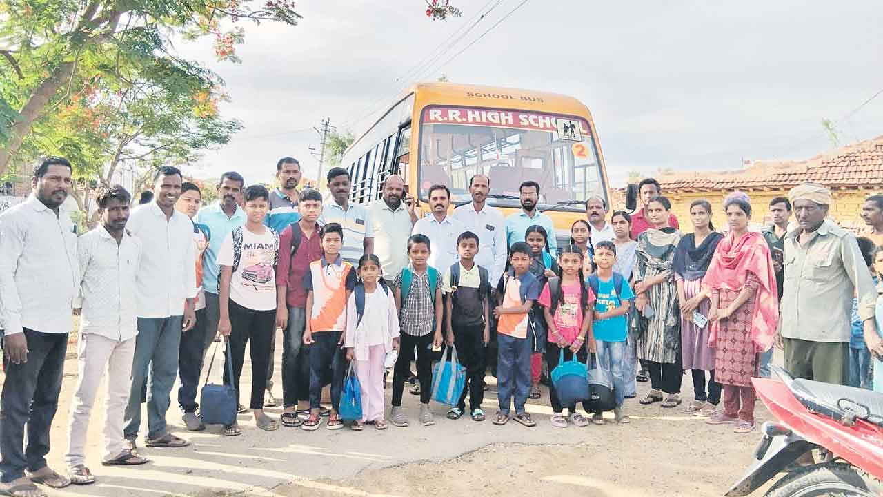 ప్రైవేట్‌ పాఠశాలల బస్సులు అడ్డగింత