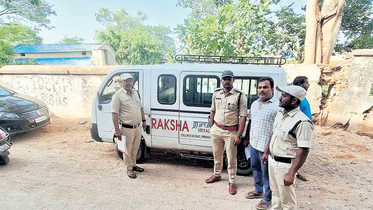 బడి బస్సు భద్రమేనా?.. ఫిట్‌నెస్‌ లేకుండానే రహదారులపైకి వాహనాలు