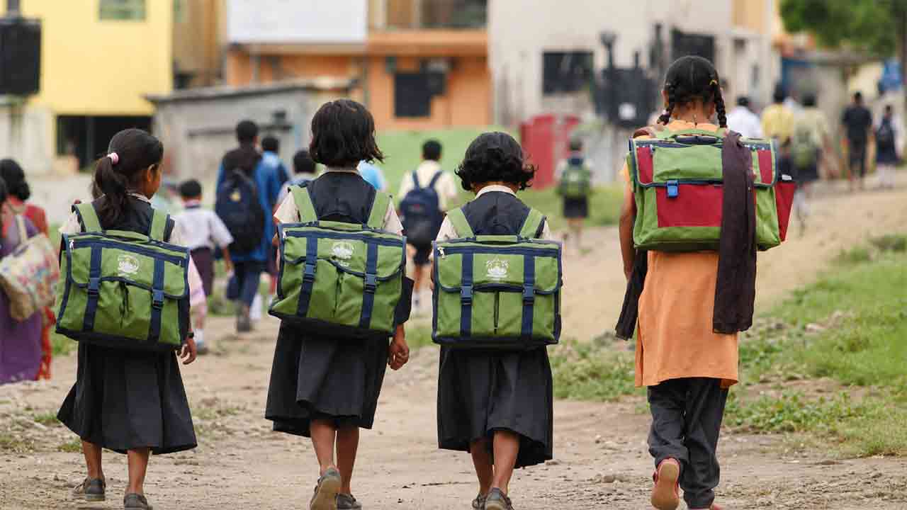 Private Schools | సర్కార్ బడుల పక్కనే కార్పొరేట్ స్కూల్స్.. ఎవరి ప్రయోజనం కోసం నిబంధనలకు పాతర!