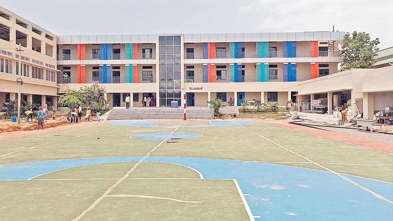 పాత స్కూల్‌కే పూతలు