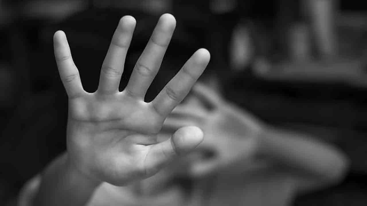 Cancer Patient | కీమోథెరపీతో వెంట్రుకలు ఊడిపోతే.. అమ్మాయిల ఉన్నావంటూ క్యాన్సర్ పేషెంట్‌పై ముగ్గురు పోలీసుల లైంగిక దాడి