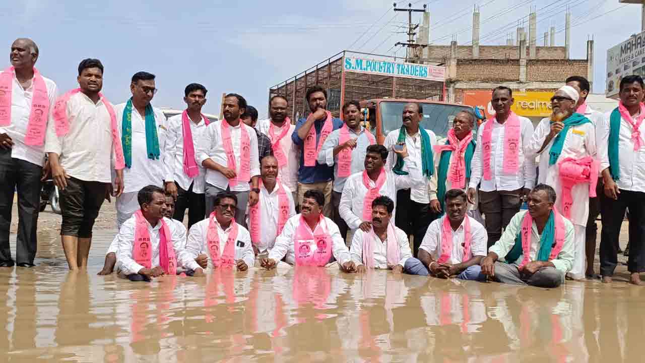 Nizamabad | మోకాళ్ల లోతు బురద నీళ్లలో కూర్చుని మాజీ ఎమ్మెల్యే హనుమంత్ షిండే నిరసన