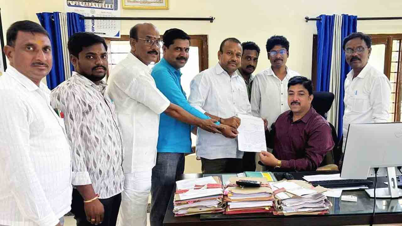Shivvampeta | జర్నలిస్ట్‌పై దాడి చేసిన నిందితులపై చర్యలు తీసుకోవాలని తహసీల్దార్‌కు వినతి