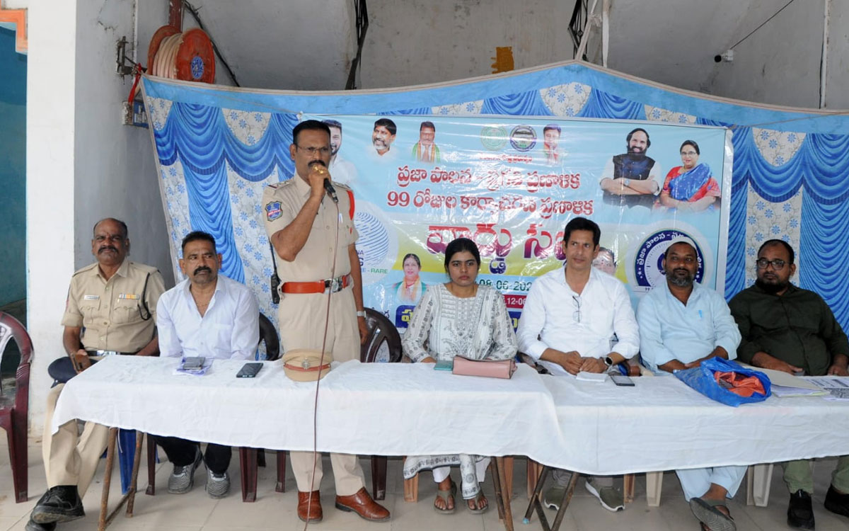 ఆకతాయిలపై కఠిన చర్యలు : కోదాడ పట్టణ ఎస్ఐ మల్సూర్