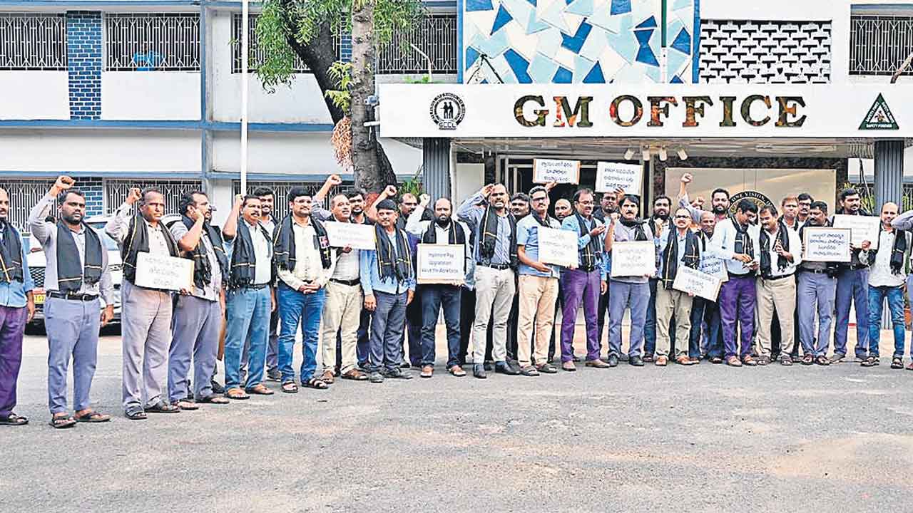 సింగరేణిలో అధికారుల నిరసన