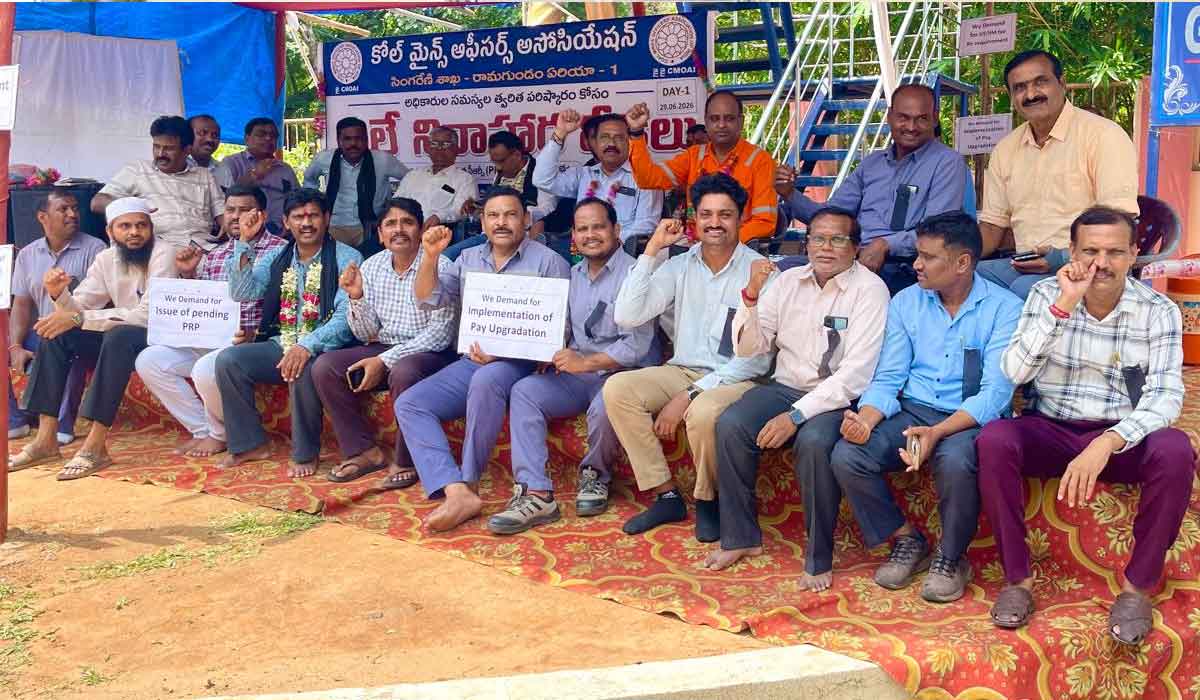 Singareni | డిమాండ్ల సాధన కోసం రిలే దీక్షలకు దిగిన సింగరేణి అధికారులు