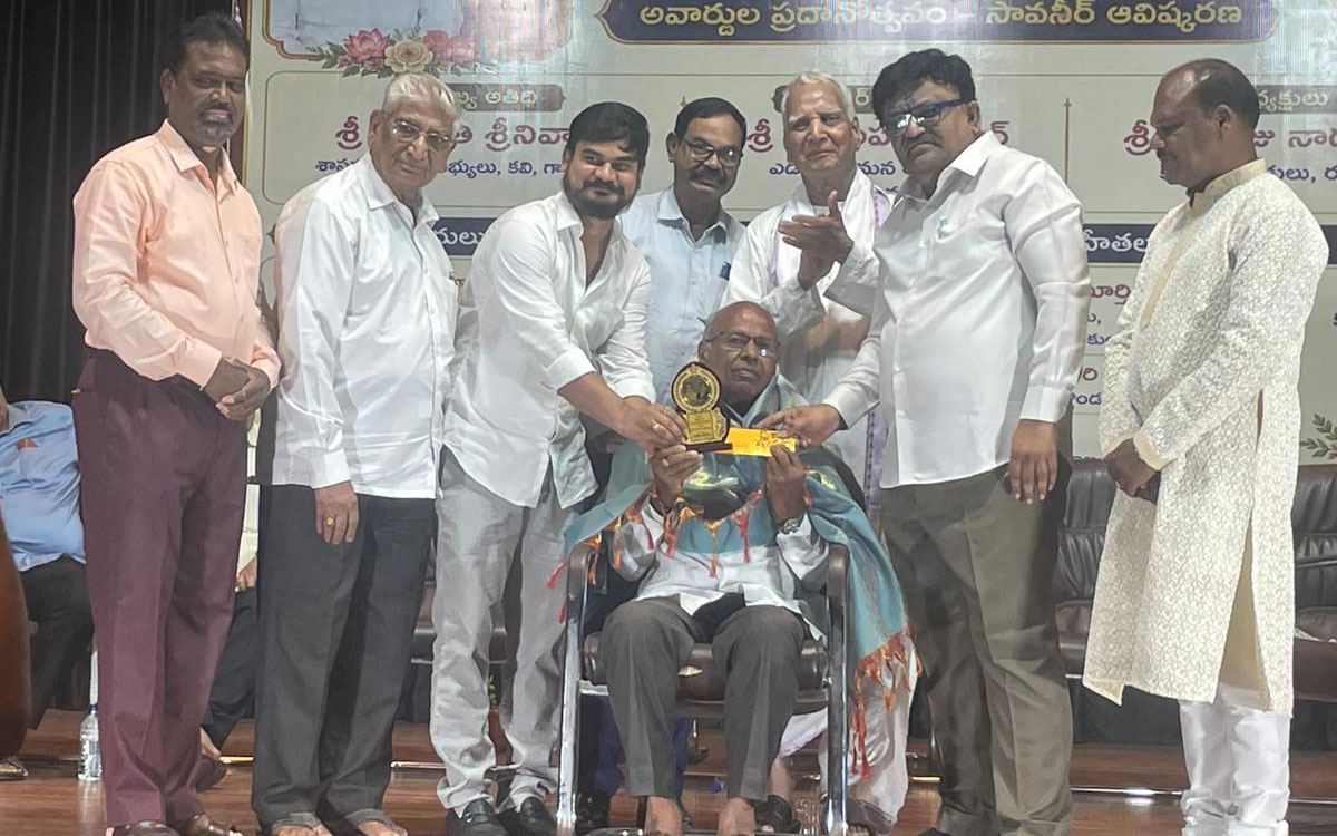 మేరెడ్డికి ఆవంచ సీతారామారావు స్మారక సాహిత్య పురస్కారం