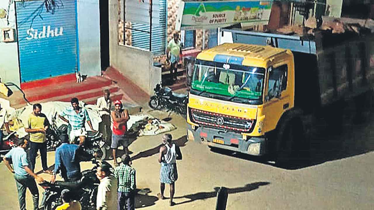 రెచ్చిపోతున్న మట్టి మాఫియా