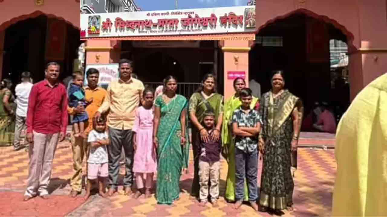 Solapur Accident | దైవ దర్శనానికి వెళ్లొస్తుండగా విషాదం.. బావిలోకి వ్యాన్ దూసుకెళ్లి 8 మంది భక్తులు మృతి