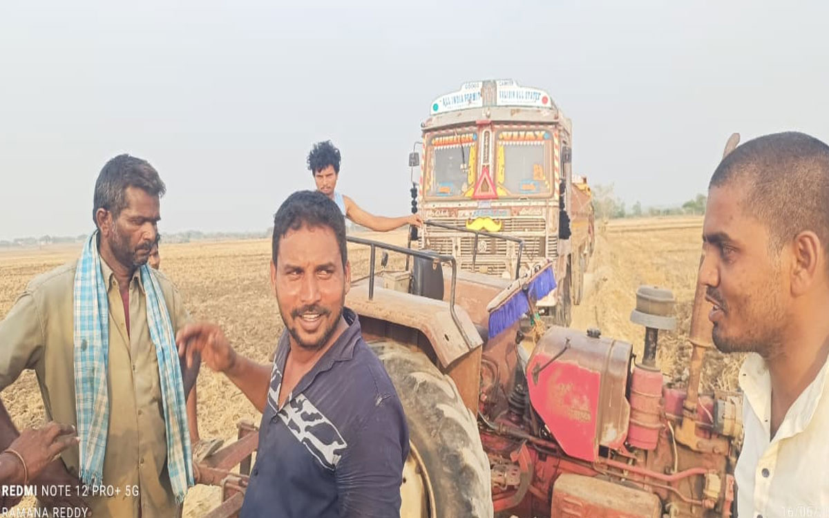 సోంపల్లి ర్యాంపు వద్ద ఇసుక లారీల అడ్డ‌గింత