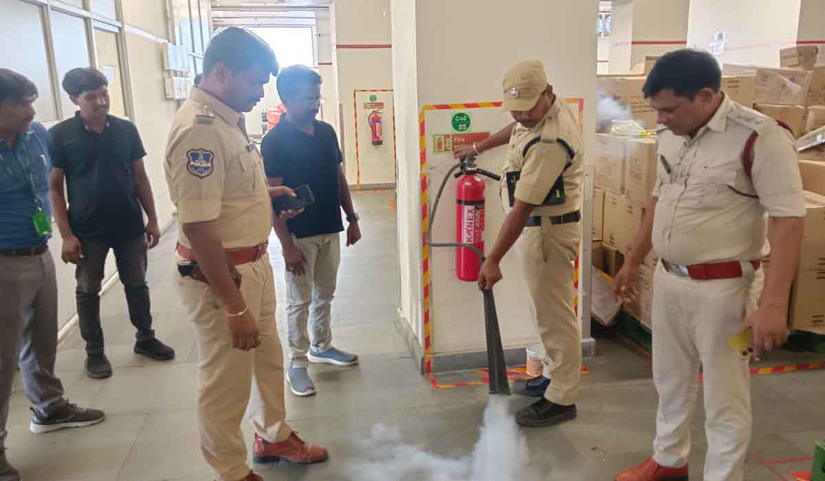 Nizamabad | పోలీస్, ఫైర్ శాఖల ఆధ్వర్యంలో డీ మార్ట్ లో తనిఖీలు.. ఫైర్ సేఫ్టీ పరికరాల చెకింగ్