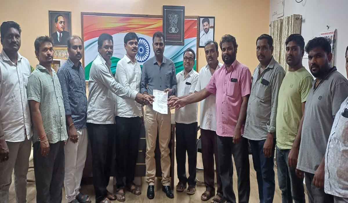 Dharmaram  | స్వర్ణకారుల కార్పొరేషన్ ఏర్పాటు చేయాలని ధర్మారం తహసీల్దార్ కు వినతి