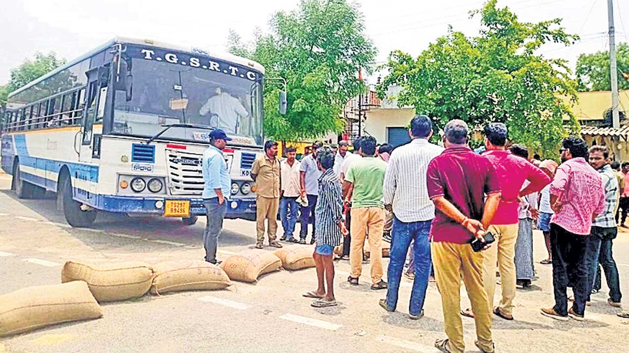 అద్దంకి హైవేపై అన్నదాతల ధర్నా
