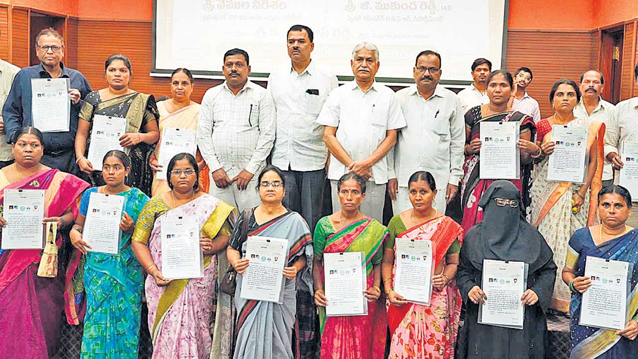 పాత్రికేయ కుటుంబాలకు అండగా ఉంటాం