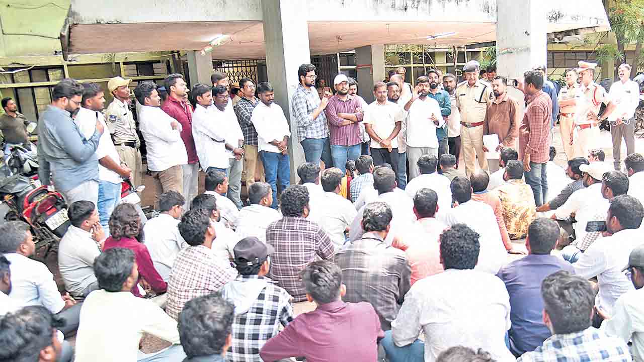 సర్వేయర్లకు ఉద్యోగ భద్రత కల్పించాలి.. సర్వేయర్స్‌ అసోసియేషన్‌ రాష్ట్ర అధ్యక్షుడు రమేశ్‌