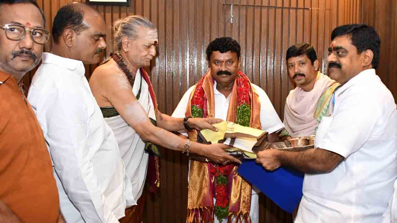 Hyderabad | బోనాల ఉత్సవాలకు ఎమ్మెల్యే తలసాని శ్రీనివాస్‌ యాదవ్‌కు ఆహ్వానం