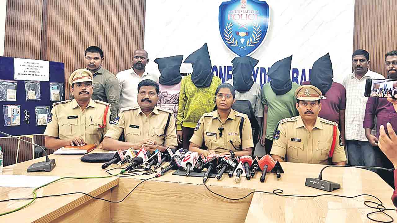 టాస్క్‌ఫోర్స్‌ పోలీసుల పేరుతో దోపిడీ.. ఐదుగురు సూడో పోలీసుల అరెస్టు