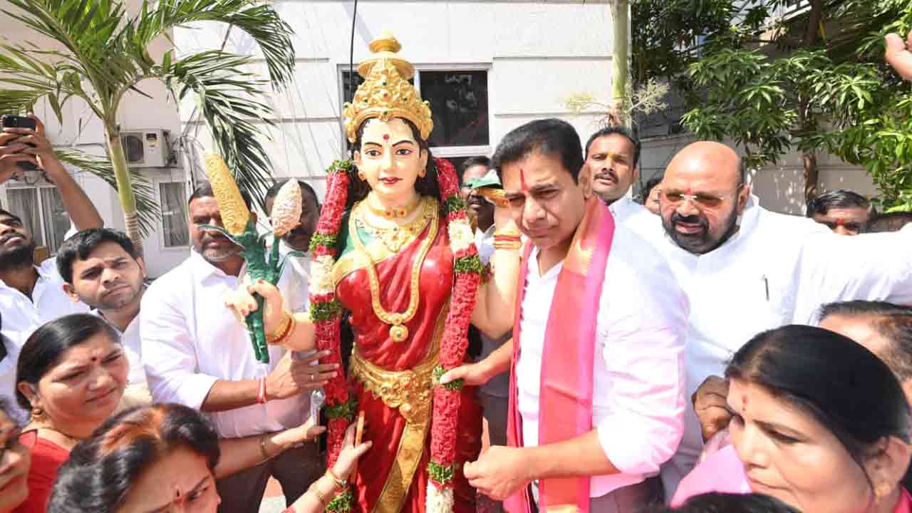 తెలంగాణ భవన్‌లో రాష్ట్ర ఆవిర్భావ వేడుకలు.. కళాకారులను సన్మానించి కేటీఆర్