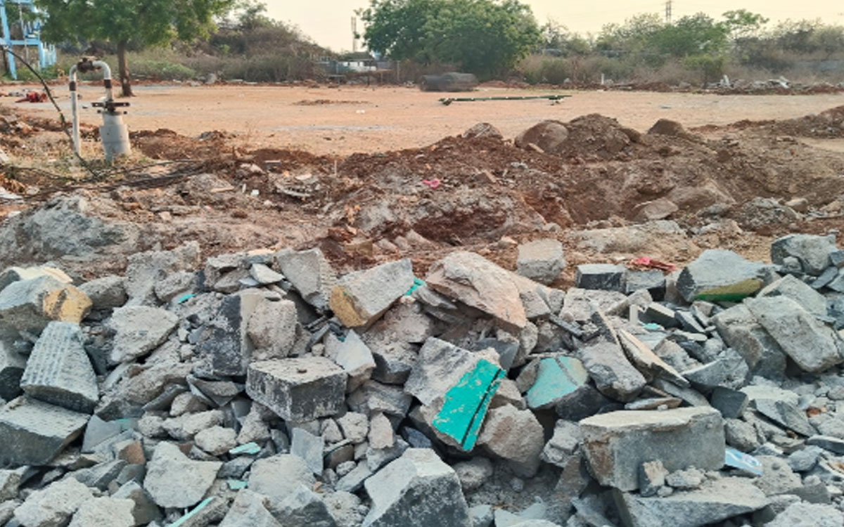 కనుమరుగవుతున్న క్రీడా ప్రాంగణాలు